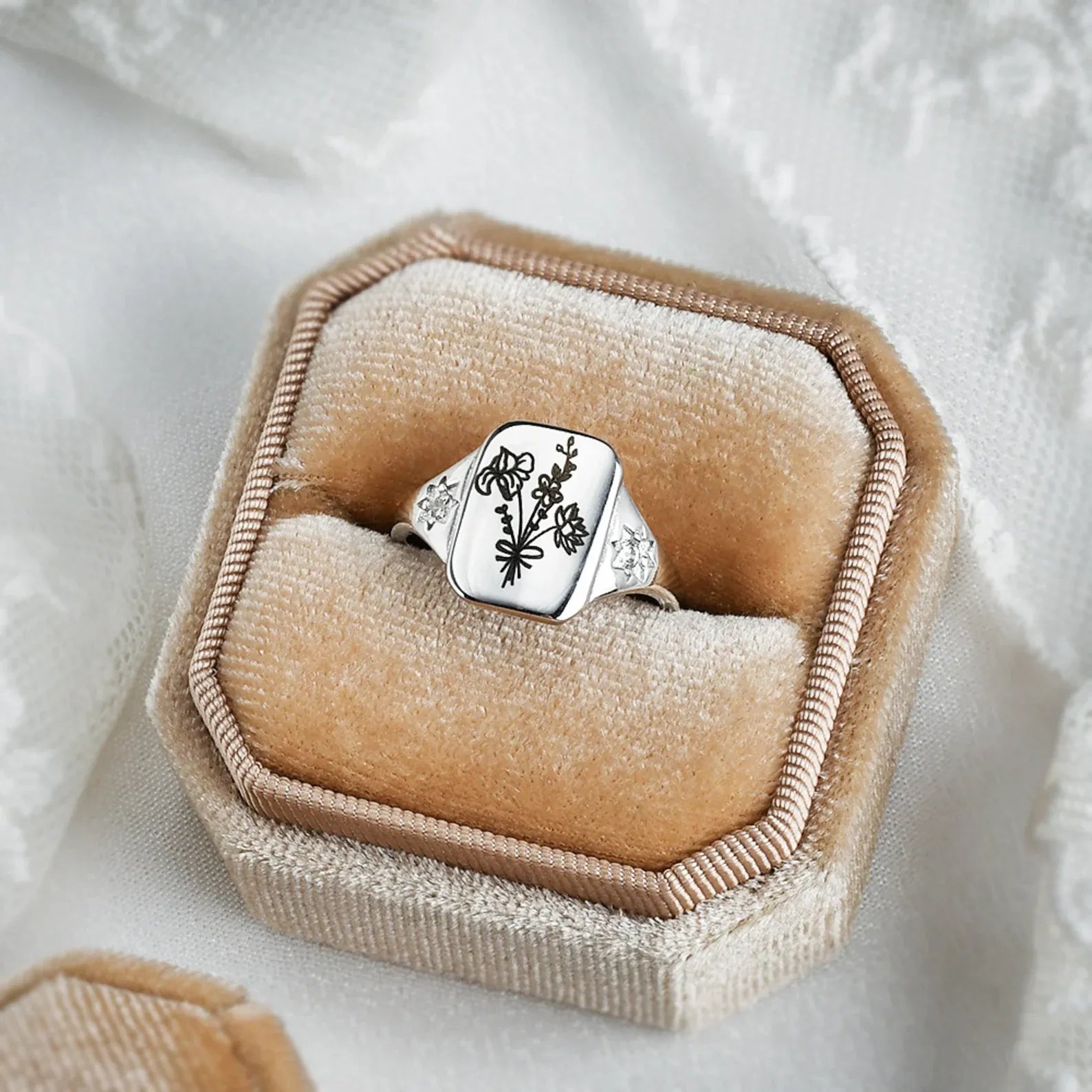 Custom Birth Flower Ring – Personalized Floral Design Ring with Engraved Birth Month Flower, Perfect Gift for Any Occasion TJ