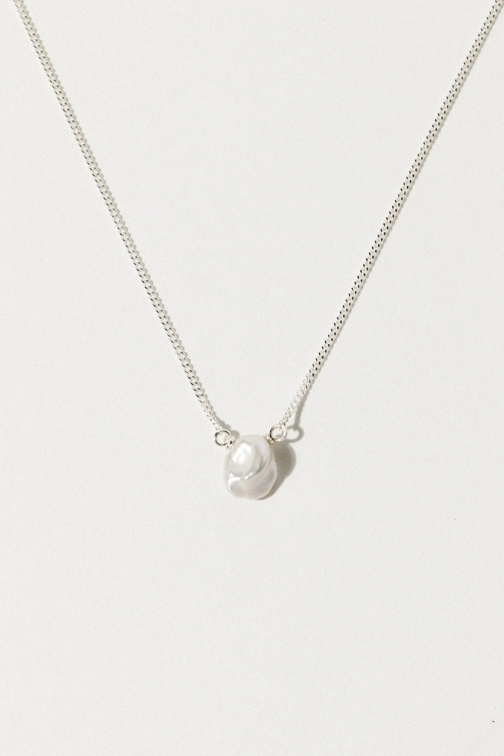 Elegant Faux Pearl Pendant Necklace